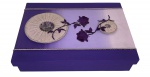 Caixa esotérica em madeira patinada de violeta, tampa com aplique de tecido, pedra e barbante. Mede 36cm x 26cm.