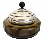 SÉC. XIX - Potiche em cristal Moser na cor âmbar com lapidação circular, tampa em prata de lei com contraste e pega em madeira no formato bola. Meados séc. XIX. Mede 17cm diâmetro.