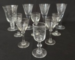 Lote contendo 10 taças em cristal lapidado de distintos modelos e tamanhos, entre vinho do Porto e licor. Medida da maior 12cm.