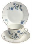 TCHECOSLOVAQUIA - Serviço para chá em porcelana tcheca adornada com ramalhetes de flores na cor azul e contorno em ouro. Composto de xícara, pires e prato para bolo. Desgaste do tempo. Discreto bicado. Possui registro.