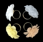 Jogo de quatro anéis para guardanapos em pedras coloridas e argolas em metal dourado. Mede 7cm.