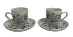 PORTUGAL - Conjunto de 2 xícaras para café com pires em porcelana Vista Alegre (Portugal), decoradas com motivos florais policromados. Peças marcadas no verso.