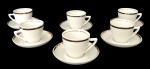 POZZANI - Lote com 6 xícaras de café com pires em porcelana, Jundiaí. Peças brancas com filete dourado, design clássico e elegante.