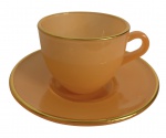 Xícara com pires para café em vidro opalino cor pêssego, bordas realçadas por filetes em dourado. Peça de delicado acabamento e elegância retrô, ideal para compor jogos de chá ou coleções de porcelanas e vidrarias antigas.
