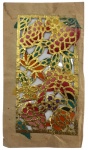 CHINA SÉC. XIX - Antiga obra oriental em folha de ouro vazada sobre papel de arroz, pintado à mão com tons vivos de vermelho, laranja, verde e roxo, formando composição floral vazada sobre tela fina. Exemplo refinado de arte decorativa tradicional asiática, de execução minuciosa e grande valor estético. Peça rara meados séc. XIX. Mede 18 x 10 cm.