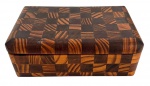 Porta-joias em madeira trabalhada em mosaico geométrico, composta por pequenos blocos contrastantes que formam um elegante padrão xadrez. Tampa com encaixe perfeito e interior igualmente revestido. Peça artesanal, robusta e de acabamento refinado  ideal para uso decorativo ou para guardar pequenos objetos com charme. Mede 6cm altura x 17cm comprimento x 10,5cm largura.