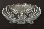 Elegante centro de mesa em cristal transparente, com corpo frisado em formas onduladas e apoios decorativos integrados. Peça robusta, luminosa e de desenho elegante, ideal para compor ambientes clássicos. Mede 23 cm diâmetro.