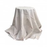 Toalha antiga em linho branco inteiramente bordada à mão com ramalhetes de flores e arabescos delicados. Tecido firme ainda engomado e caimento elegante  peça clássica para mesa elegante ou enxoval. Manchas do tempo. Mede 2,20 x 1,30 cm.