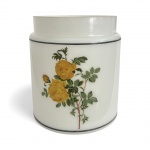 Pote vintage em opalina francesa branco leitoso ggraciosamente decorado com ramalhete de rosas amarelas e filetes escuros nas bordas. Peça clássica, de linhas simples e elegantes, ideal para coleção ou uso decorativo. Mede 14 cm altura.