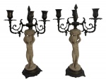 ITALIA - Par de imponentes candelabros antigos, estrutura em bronze trabalhado com haste central em figura de putto em resina italiana, três luzes em cada peça, ricos arabescos e base decorada. Assinados na parte inferior. Peças decorativas de forte presença, ideais para ambientes clássicos. Mede 42 cm altura.