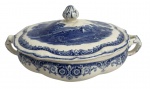 ENGLAND - Terrina inglesa em faiança azul e branca, decorada com cena campestre GRINDLEY ENGLAND, bordas recortadas e tampa original com pega. Peça clássica da manufatura inglesa, marcada no fundo England  scenes after Constable. Mede 28 cm diâmetro.