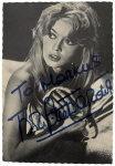 BRIGITTE BARDOT (FRANÇA 1934 / FRANÇA 2025) - Cartão-postal original em preto e branco de Brigitte Bardot, com dedicatória e assinatura de próprio punho da atriz francesa BRIGITTE BARDOT (To Markus). Peça de época, com verso original alemão (valor impresso 10 Pfg.), apresentada em moldura clássica. Item de coleção, alta relevância histórica e iconográfica. Medida total 14 x 18 cm.