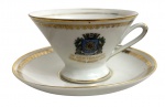 IV CENTENÁRIO RIO DE JANEIRO - Xícara de chá com pires em porcelana portuguesa, rica decoração com frisos em ouro e brasão comemorativo do IV Centenário do Rio de Janeiro (15651965). Peça histórica, produzida pela tradicional manufatura da Vista Alegre, destinada a celebração oficial, unindo elegância e valor comemorativo. Conjunto de coleção, ideal para apreciadores de porcelana e memória histórica brasileira.
