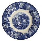 Prato fundo inglês  Woods Ware Faiança inglesa decorada em azul sob esmalte, padrão English Scenery, com cena campestre central e borda floral. Marca de fábrica Woods Ware  Enoch Wood & Sons, Inglaterra, século XX. Mede 23 cm diâmetro.