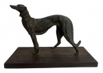 EUROPA SÉC. XIX - Magnifica escultura representando figura canina da raça galgo, em petit bronze patinado, representando o animal em posição elegante e alongada. Base retangular em madeira. Peça de estética clássica, ideal para composição de ambientes e colecionismo.Estado de conservação compatível com a idade. Necessita reforçar fixação na base parte frontal. Medida da base 40 x 21 cm. Medida da escultura 36 x 25 cm.