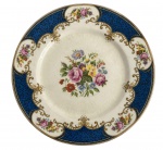 INGLATERRA - Prato decorativo em faiança inglesa, manufatura Myott  Staffordshire, England, padrão Coronation Rose. Decoração floral policromada com borda azul e detalhes dourados. Verso com marca do fabricante. Estado de conservação compatível com a idade. Mede 25 cm.