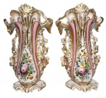 FRANÇA SÉC XIX - Par de palacianas ânforas em pasta de porcelana francesa VIEUX PARIS fartamente adornadas com ramalhetes de flores em rica policromia e vibrante ouro. Primeira metade século XIX. Mede 38cm altura.