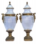 FRANCE BACCARAT - Par de palacianos potiches em cristal francês Baccarat com apliques em bronze ormolu. Assinados no cristal e identificados nas bases. Mede 76cm altura x 15cm largura.