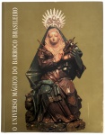 Livro  O Universo Mágico do Barroco Brasileiro. Edição de referência dedicada ao Barroco no Brasil, com farto repertório iconográfico. Reproduções de esculturas sacras, pinturas, ourivesaria em prata e arquitetura, acompanhadas de textos críticos e históricos. Volume de grande formato, acabamento editorial de qualidade, ideal para colecionadores, pesquisadores e apreciadores de arte sacra e barroca brasileira. possui 403 paginas. Mede 23 x 30 cm.