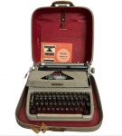 FACIT TPI - Máquina de escrever portátil FACIT, modelo TP1, fabricada na Suécia. Corpo em metal, teclado original e acompanhada de maleta rígida de transporte com manual. Peça vintage de design clássico, representativa da indústria escandinava do século XX, ideal para colecionadores ou decoração temática.Funcionamento desconhecido. Acompanha manual. Mede 38 x 37 cm.