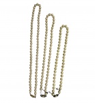Conjunto com três colares de pérolas, naturais e ou nao, em tons creme, com diferentes comprimentos e fechos decorativos em metal sendo um em prata, alguns com aplicação de pedras. Pérolas de aspecto clássico, ideais para uso ou composição decorativa. Peças com leves marcas do tempo, compatíveis com a idade. Medida do maior 30 cm.