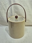 Lindo balde de gelo vintage em plástico duro com alça madeira. Medindo 20cm x 20,5cm de altura.