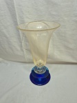 Lindo vaso floreira em murano com pó de ouro sendo a base azul cobalto. Medindo 21cm x 37cm de altura.