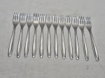 Jogo de 12 garfos de bolo em aço inox Eberle. Medindo 13,5cm de comprimento.