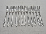 Jogo de 12 garfos de sobremesa em aço inox Hercules. Medindo 16,5cm de comprimento.
