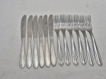 Jogo de 12 talheres de sobremesa em aço inox Hercules, sendo 6 garfos e 6 facas. Medindo o garfo 16,5cm de comprimento, faca 18,5cm de comprimento.