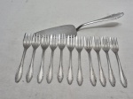 Jogo de espátula de servir bolo com 11 garfinhos em aço inox Eberle. Medindo a espátula 24cm de comprimento, garfo 13cm de comprimento.