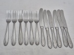 Jogo de 12 talheres de mesa em aço inox. Medindo o garfo 19,5cm de comprimento, faca 23cm de comprimento. Sendo um garfo com um dente torto.