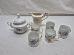 Lote de 5 xícaras de café sem pires, leiteira e açucareiro em porcelana. Medindo a leiteira 10cm de altura, com restauro.
