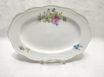 Linda travessa oval rasa em porcelana polonesa KPM floral com friso ouro. Medindo 25cm x 17,5cm.