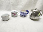 Lote de 3 xícaras de café em porcelana e bule com coador em vidro com suporte em metal. Medindo o bule 15cm de altura.