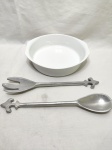 Travessa redonda em porcelana Schmidt branca e par de talher de salada em alumínio. Medindo a travessa 22,5cm x 6cm de altura.