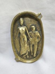 Lindo cinzeiro em bronze trabalhado com relevo de casal. Medindo 14,5cm x 8,5cm x 2cm de altura.