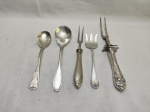 Jogo de 5 talheres de servir em prata 90, sendo 2 colheres e 3 garfos. Medindo o maior 28cm de comprimento.
