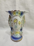 Lindo vaso, floreira em porcelana trabalhada com relevos, policromia e friso ouro. Medindo 14cm x 9cm x 18,5cm de altura.