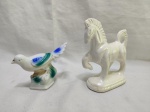 Lote de 2 esculturas em porcelana, na forma de ave e cavalo. Medindo o maior 16cm de altura.
