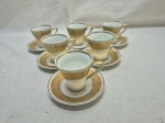 Jogo de 6 xícaras de café em porcelana PA pintada à mão, barra e friso ouro. Medindo 6,5cm x 6,5cm de altura.