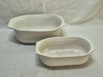 Jogo de 2 travessas retangulares fundas em cerâmica vitrificada com relevos. Medindo o maior 31cm x 20cm x 10cm de altura.
