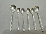 Jogo de 6 colheres, sendo 2 de chá e 4 de café em prata 90 Wolff. Medindo a maior 13cm de comprimento.