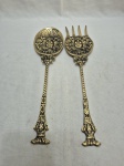 Par de talher de salada em bronze trabalhado com relevos. Medindo 40cm de comprimento.