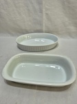 Lote de 2 travessas em porcelana refratária branca, sendo 1 oval e 1 retangular. Medindo a oval 23cm x 16cm x 4cm de altura.