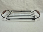 Travessa retangular em vidro temperado com suporte em metal. Medindo a travessa 30cm x 18cm x 5cm de altura.