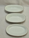 Jogo de 3 travessas ovais em porcelana Renner Donaire, friso prata. Medindo a maior 26,5cm x 18cm x 5cm de altura.