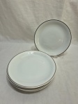 Jogo de 6 pratos de sobremesa em porcelana Schmidt, friso prata. Medindo 19,5cm de diâmetro.