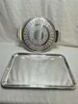 Lote de bandeja redonda com 2 alças e tabuleiro retangular em aço inox. Medindo 49cm x 33cm, 34cm de diâmetro.