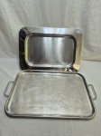 Lote de 2 bandejas retangulares em aço inox. Medindo 47,5cm x 32cm x 53cm alça a alça, 45cm x 32cm.